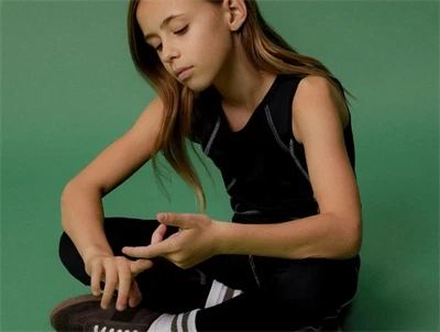 Name It sporttop sort med kontrastsyninger